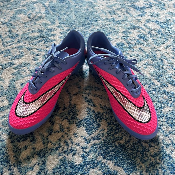 NIKE Soccer Cleats - Picture 5 of 6